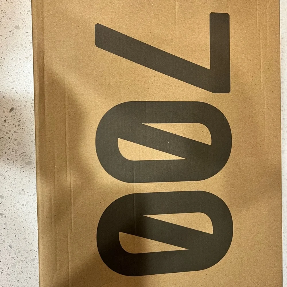 BRAND NEW Yeezy Boost 700 MVN - Picture 5 of 6